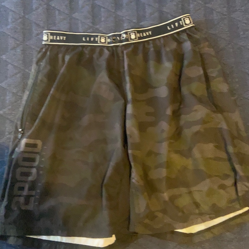 2 pood men’s shorts size medium